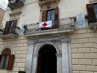 alcamo-esposta-al-comune-la-bandiera-della-croce-rossa-italiana