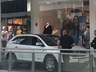 follia-al-centro-commerciale-belicitta-entra-con-lauto-per-inseguire-un-uomo