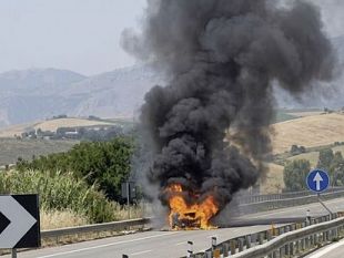 camion-in-fiamme-sulla-a29-tra-fulgatore-e-dattilo-traffico-in-tilt-e-contromano
