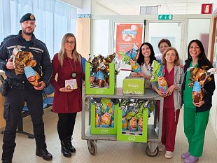 trapani-la-polizia-locale-porta-uova-e-colombe-pasquali-ai-bambini-in-ospedale