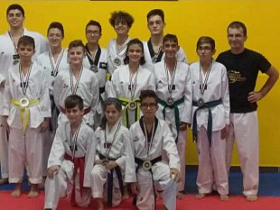 taekwondo-del-maestro-russo-tredici-fighter-con-tredice-medaglie