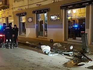 auto-contro-un-lampione-in-corso-vittorio-veneto
