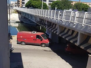 mazara-furgone-resta-incastrato-sotto-il-ponte-del-mazzaro