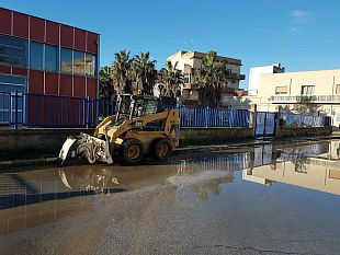 mazara-il-comune-interviene-per-eliminare-maxi-pozzanghera-davanti-scuola-boscarino-castiglione-e-per-derattizzare-i-locali-del-mercato-del-porto-nuovo-e-via-genova