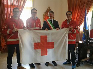 campobello-esposta-al-palazzo-municipale-la-bandiera-della-croce-rossa-italiana