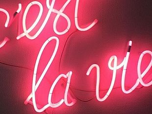 cest-la-vie-la-vita-e-strana-ti-regala-la-possibilita-di-capire-ma-non-ti-da-la-possibilita-di-fare