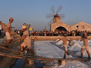 al-via-rosso-aglio-e-bianco-sale-natura-tradizione-e-gusto-alle-saline-di-trapani-e-paceco