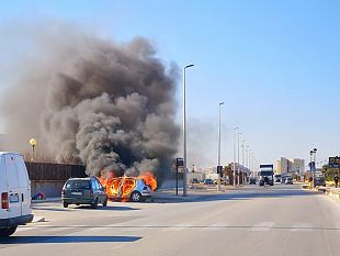 trapani-auto-in-fiamme-davanti-luniversita