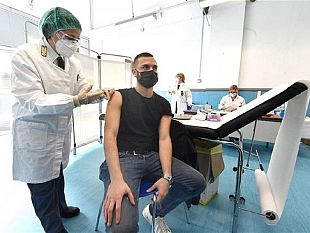 presentato-il-piano-vaccini-del-commissario-figliuolo-da-aprile-500mila-dosi-al-giorno