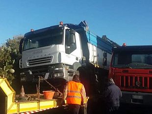 castelvetrano-un-camion-finisce-sul-muretto-delle-fs-in-corso-lo-sgombero