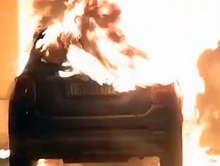 video-fiamme-nella-notte-distrutte-due-auto-in-sosta