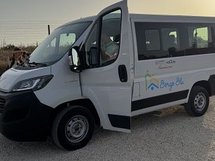 mazara-la-fondazione-myra-consegna-pulmino-per-i-ragazzi-di-borgo-blu