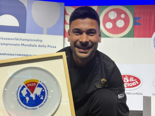 mazara-il-pizzaiolo-giuseppe-balsomini-di-vizi-da-re-conquista-il-titolo-di-campione-mondiale-della-pizza-2025