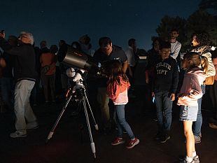 quasi-600-partecipanti-alla-notte-di-osservazioni-al-parco-archeologico-di-selinunte