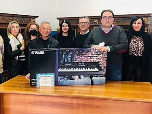 lassociazione-partanna-pinta-a-mala-banna-dona-una-pianola-alla-scuola