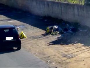 marsala-per-7-giorni-ha-abbandonato-rifiuti-per-strada-ora-l-incivile-comportamento-di-quel-cittadino-e-stato-registrato-fotografato-e-multato