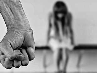 trapani-la-polizia-sottopone-a-divieto-di-avvicinamento-19enne-che-maltratta-lex-fidanzata