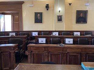 la-maggioranza-abbandona-laula-e-lopposizione-chiede-le-dimissioni-del-sindaco