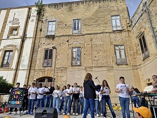 alunni-in-piazza-un-nuovo-anno-scolastico-allinsegna-dellamicizia-e-dei-sorrisi