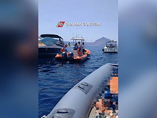 san-vito-lo-capo-barca-in-avaria-davanti-al-faro-soccorsa-una-famiglia-con-due-bambini