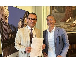 catania-municipio-bonaccorsi-prende-in-consegna-le-letterine-sulla-citta-scritte-da-alunni-della-pizzigoni