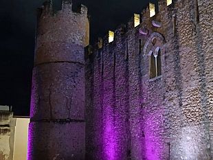 alcamo-il-castello-dei-conti-di-modica-sillumina-di-viola-per-la-giornata-mondiale-della-fibromialgia