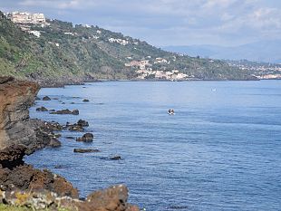 alla-deriva-per-3-ore-su-un-materassino-salvata-turista-60enne-nel-catanese