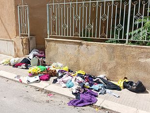 mazara-ancora-vestiti-vecchi-e-rifiuti-di-ogni-genere-abbandonati-davanti-la-chiesa-del-miracolo