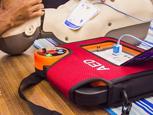 trapani-il-gruppo-sacro-delladdolorata-dona-un-defibrillatore-alla-citta