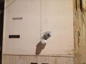 sacchetti-penzolanti-adesso-il-comune-interviene-nuova-regolamentazione-del-servizio-rifiuti