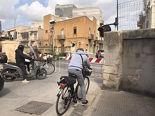 mazara-cresce-la-durata-di-attesa-davanti-ai-passaggi-a-livello-grande-disagio-e-rabbia-dei-cittadini