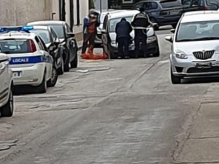 si-apre-una-buca-sulla-via-berchet-auto-vi-finisce-dentro-con-la-ruota-anteriore