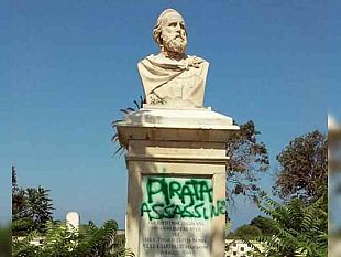 marsala-scritta-pirata-assassino-su-busto-garibaldi