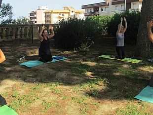 yoga-a-villa-cavallotti-ecco-come-l-associazione-corpo-e-psyche-contribuisce-a-ravvivare-la-villa-comunale-di-marsala