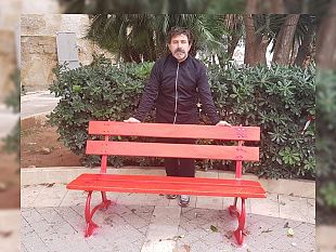 video-la-panchina-rossa-un-simbolo-della-lotta-contro-la-violenza-sulle-donne-dati-sempre-alti