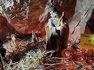 castelvetrano-a-santa-lucia-anche-le-statue-del-presepe-indossano-la-mascherina