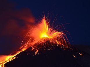 letna-erutta-di-nuovo-con-crolli-e-flussi-piroclastici-ma-laeroporto-di-catania-resta-operativo-e-in-sicurezza