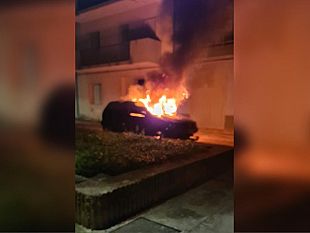 auto-in-fiamme-nella-notte-non-si-esclude-nessuna-pista