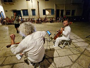 musica-a-due-passi-dal-mare-a-marettimo-tributo-a-dalla-e-al-grande-schermo