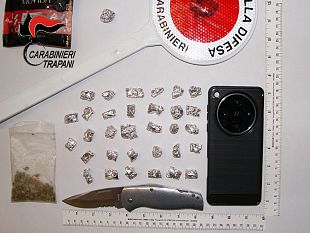 trovato-in-possesso-di-coltello-a-serramanico-e-vari-stupefacenti-arrestato-52enne-ad-alcamo