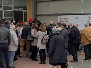 pericolose-file-nellhub-vaccinale-di-via-livorno-grossi-disagi-per-gli-utenti