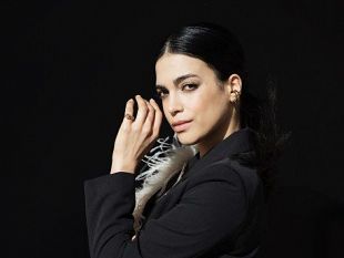 sara-lattrice-ester-pantano-la-madrina-del-primo-pride-a-trapani