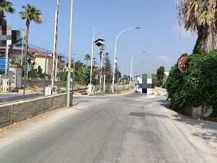 alcamo-marina-vegetazione-copre-lo-stop-serve-un-intervento-urgente-allincrocio-della-petrolgas