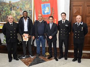 ricevuti-a-palazzo-municipale-di-marsala-due-cittadini-protagonisti-di-un-salvataggio-in-mare