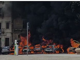 salemi-paura-in-piazza-liberta-vasto-incendio-coinvolge-diverse-auto
