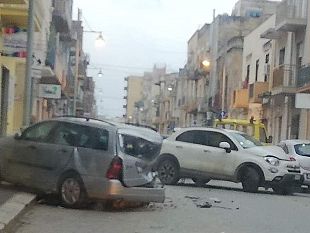 rocambolesco-incidente-in-via-roma-auto-finisce-contro-altre-parcheggiate