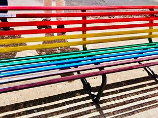 scomparsa-la-panchina-arcobaleno-linterrogazione-della-trinceri