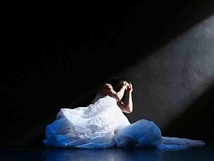 castelvetrano-spazi-sospesi-produzione-della-compagnia-svizzera-arnaboldi-andra-in-scena-domenica-21-maggio-ore-17-30-al-teatro-selinus