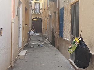 mazara-il-ritorno-dei-rifiuti-penzolanti-escamotage-per-attrarre-i-turisti-di-fine-estate