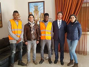 campobello-due-giovani-beneficiari-di-protezione-internazionale-impegnati-nella-cura-del-verde-pubblico-e-nelle-frazioni